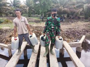 Kadus Ahmad Iswandi Bantu Satgas TMMD Lansir BBM untuk Eskavator