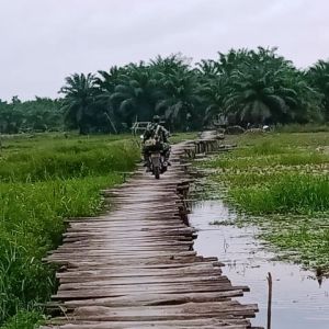 Jika Jalan Penghubung Program TMMD Siap, Warga Tak Perlu Lalui Jembatan Kayu Ini