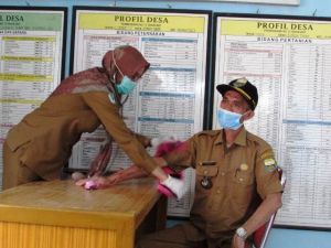 Pra TMMD Bidan Desa Turun Partisipasi, Kades Sungai Terap Ikut Periksa Tensi