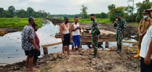Satgas TMMD Bagikan Masker ke Pekerja Jembatan