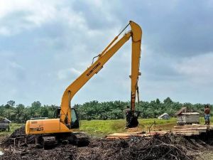 Satgas TMMD di Desa Sungai terap Kembali Naiki Sendok Besi Eskavator 