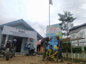 Satgas TMMD Bantu Warga Perbaiki Tiang Bendera di Balai Desa Sungai Terap