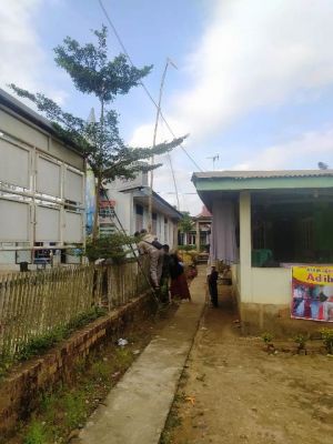 Warga Bantu Petugas Provider Pasang Alat Penguat Sinyal di Balai Desa