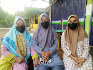 Warga Langsung Manfaatkan Alat Penguat Sinyal di Balai Desa