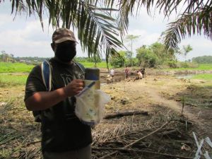 Tiap Pagi Ketua RT 01 Bagikan Setermos Kopi ke Satgas TMMD di Lokasi Pembukaan Jalan