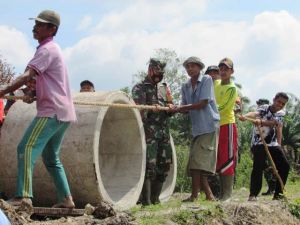 Kapten Inf Rilman Pimpin Langsung Penurunan Gorong-gorong Bersama Warga