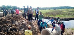 Warga Gotong Royong Bersama Satgas TMMD Pasang Gorong-gorong