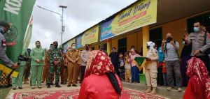 Tiba di Desa Sungai Terap, Danrem 042/Gapu Disambut Tarian