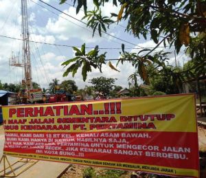 Mobil Tonase Besar Pertamina Rusak Jalan, Warga Kenali Asam Blokir Jalan