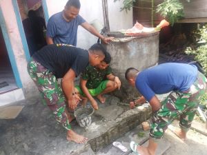 Satgas TMMD Bantu Perbaiki Lantai Belakang Orang Tua Asuh
