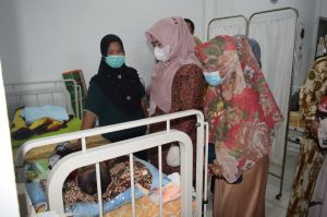 Ketua PKK Tanjabbar Umi Dhillah Sadat Kunjungi Balita Penderita Gizi Buruk