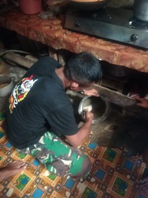 Satgas Bantu Perbaiki Lantai Rumah Orang Tua Asuh