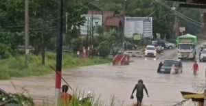 Jalan Depan UIN Mendalo Jambi Macet Karena Terendam Banjir