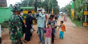 Satgas TMMD Bagikan Masker ke Warga Desa Sungai Terap