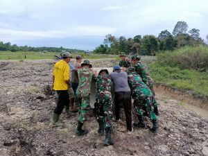 Kebersamaan Warga dan Satgas TMMD saat Dorong Gorong- gorong