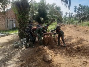 Warga Gotong Royong Tumbangkan Pohon yang Ganggu Perluasan Jalan