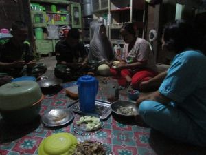 Satgas TMMD Tak Segan Bantu Orang Tua Asuh Memasak