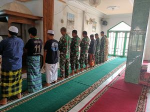 Usai Sosialisasi, Satgas TMMD Shalat Zuhur Berjamaah dengan  Warga