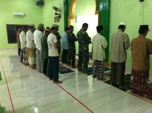 Siang Bekerja, Satgas TMMD Kodim 0415/BTH juga Ikuti Shalat Magrib  Berjamaah