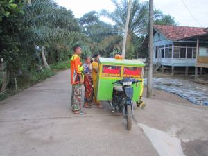 Penjual Sate Padang Ini Kebanjiran Rezeki Ada Satgas TMMD di Sungai Terap