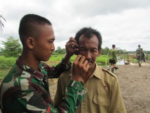 Bantu Satgas TMMD, Warga Ini Disengat Tawon