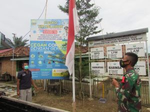 Satgas Bersama Warga Naikkan Bendera Merah Putih di Balai Desa Sungai Terap