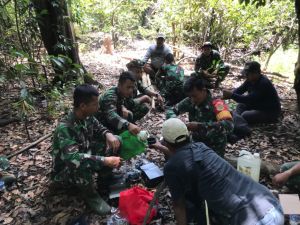 Kebersamaan Warga dan Satgas Istirahat di Hutan Nikmati Bekal Makan Siang