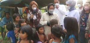 Ketika Bu Risma Mengunjungi Orang Rimba