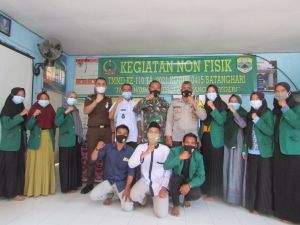 Mahasiswa Kukerta STAI Maarif Dukung Program TMMD di Desa Sungai Terap