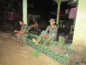 Satgas TMMD di Desa Sungai Terap Tetap Bekerja di Malam Hari