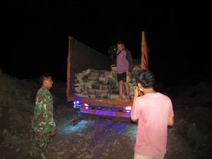 Satgas Tetap Semangat Gotong Royong Turunkan Balok untuk Bangun Jembatan