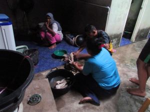 Orang Tua Asuh Ini Sajikan Menu Bebek Goreng Untuk Satgas TMMD