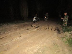 Malam Hari Demi Laksanakan Tugas Satgas TMMD Tempuh Jalan Berlumpur ini