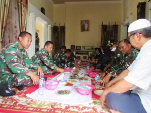Dijamu di Kediaman Kades, Bupati Masnah Puji Padamaran Khas Sungai Terap