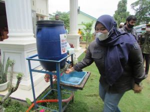 Tiba di Rumah Pak Kades, Bupati Muaro Jambi Masnah Langsung Cuci Tangan