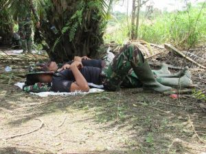 Kelelahan Bertugas, Satgas TMMD Tertidur Beralaskan Karung Bekas