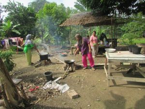 Sambut Bupati, Ibu Ibu Sungai Terap Kompak Memasak untuk Jamuan Makan Siang