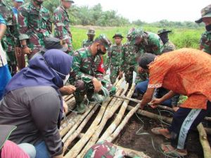 Bupati dan Dandim Turun Bantu Satgas Pasang Galar Untuk Jalan TMMD