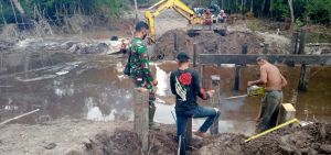 Warga Nekat Terjun ke Sungai Pasang Balok Untuk Pondasi Jembatan