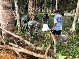 Satgas Bantu Warga Desa Mekar Jaya Panen Jengkol