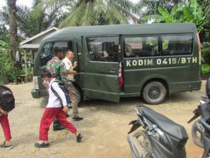 Mobil Dinas Kodim 0415/BTH Angkut Siswa SD yang Baru Pulang Sekolah