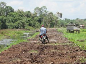 Warga Uji Coba Jalan Penghubung yang baru Dibuka Lewat Program TMMD