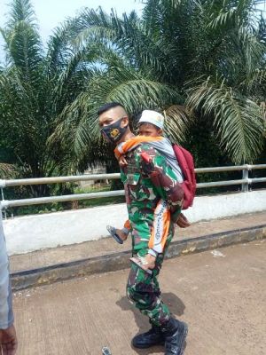 Akrabnya... Anak Kecil Ini Minta Gendong Satgas TMMD