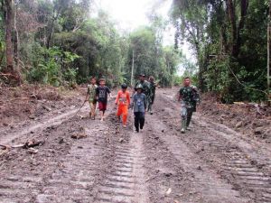 Sambil Bernyanyi, Satgas TMMD Bawa Anak-Anak Lihat Pembukaan Jalan