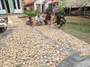 Satgas Bantu Emak-emak Jemur Kerupuk