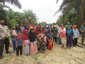 Sambangi Sungai Terap, Warga Berebut Foto dengan Bupati Masnah Dan Dandim 0415