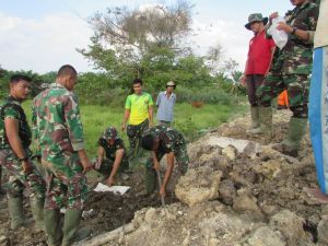 Satgas TMMD bersama Warga Gotong Royong Timbun Gorong Gorong