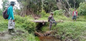 Survei Lokasi Jalan Penghubung TMMD, Satgas Temukan Sungai Kecil