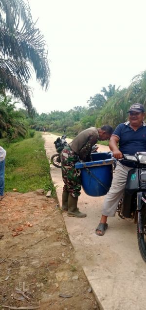 Perangkat Desa dan Babinsa Bekerja Sama Melansir Batu Bata