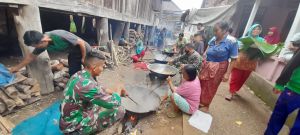 Satgas TMMD Ini Bantu Emak- emak Sungai Terap Buat Kue Tradisional